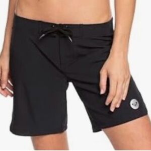 Roxy crinkle fabric board shorts in black. Size 9